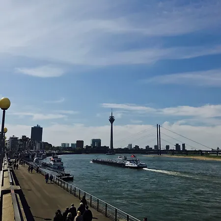 Hafen, An Ihg Szálloda Düsseldorf